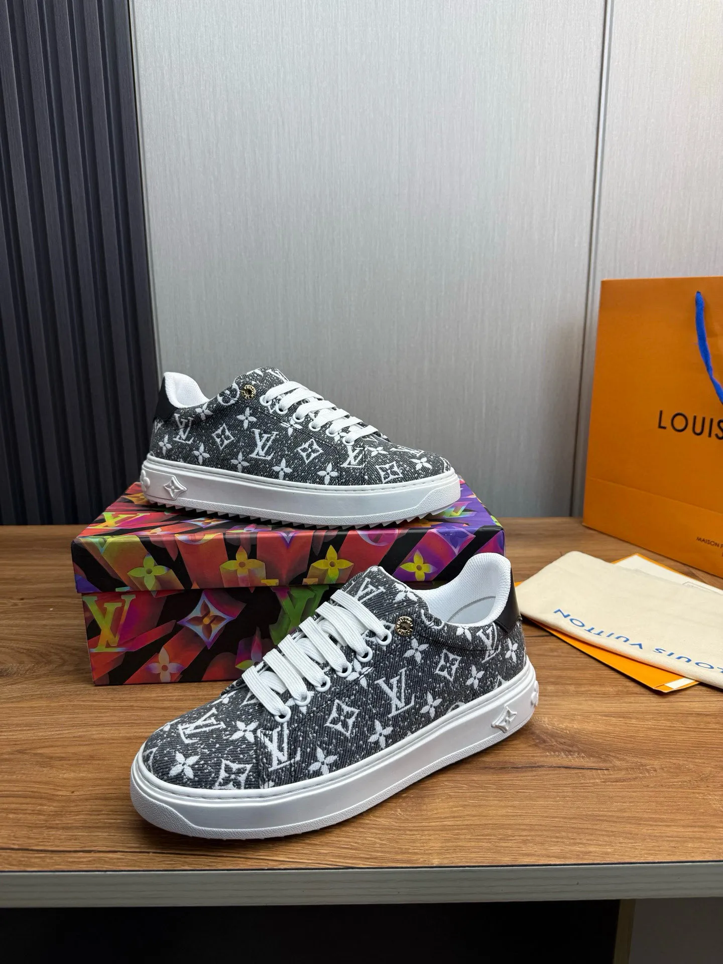 Factory price: 520💰LOUIS VUITTON [Louis VUITTON] The new trendy Lv is on the market🎁, casual and fashionable men's shoes👟The upper is made of imported original fabric + cowhide mesh lining, the original wear-resistant rubber outsole, the version is simple and elegant, exclusive for trendy men. Code number: 38-44, customized 45, 46